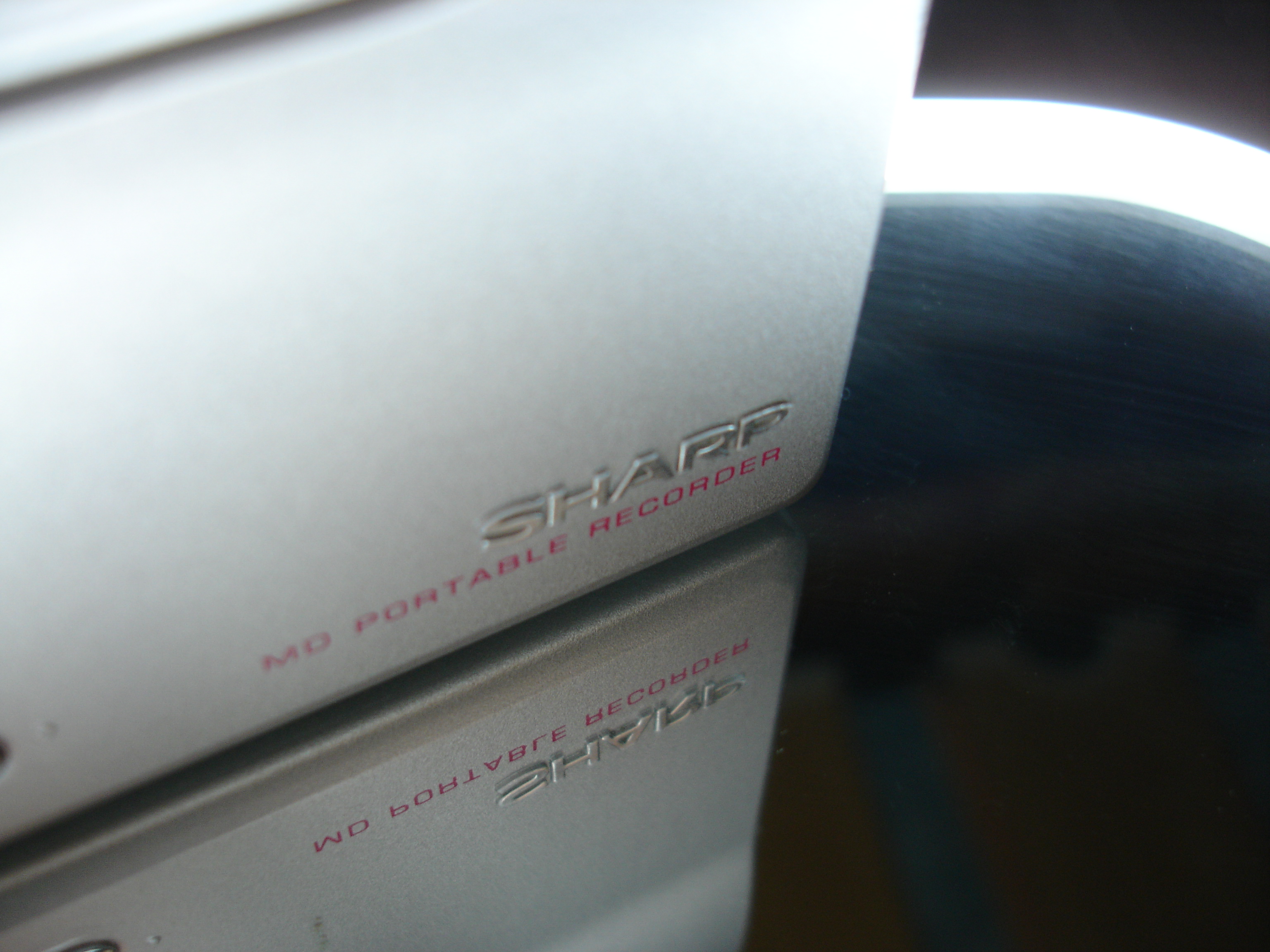 Detalle del logo Sharp y del texto MD Portable Recorder